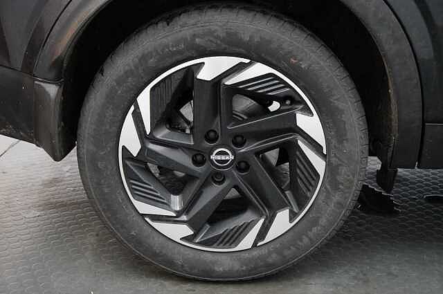 Nissan Qashqai 1.3 DIG-T MH 140 N-Connecta with Glass Roof Pack + Sat Nav and 360 Cameras