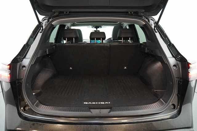Nissan Qashqai 1.3 DIG-T MH 140 N-Connecta with Glass Roof Pack + Sat Nav and 360 Cameras