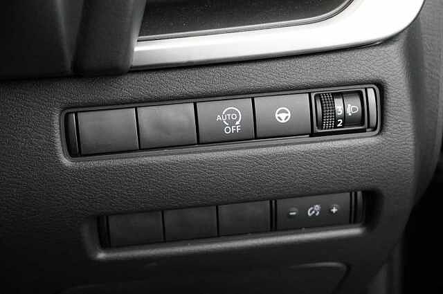 Nissan Qashqai 1.3 DIG-T MH 140 N-Connecta with Glass Roof Pack + Sat Nav and 360 Cameras