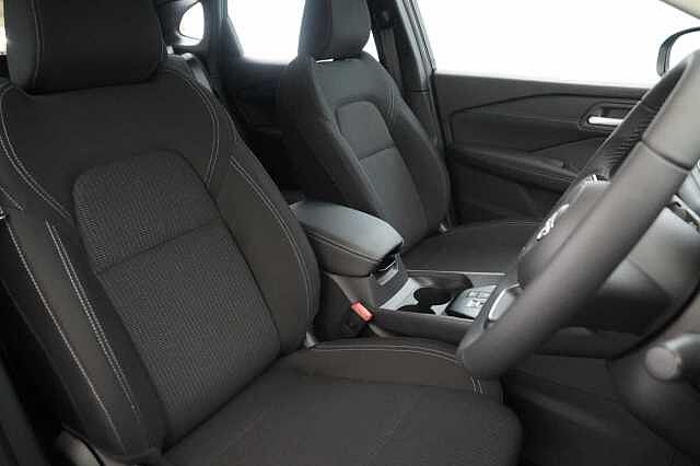 Nissan Qashqai 1.3 DIG-T MH 140 Acenta Premium with Rear View Camera and Intelligent Key