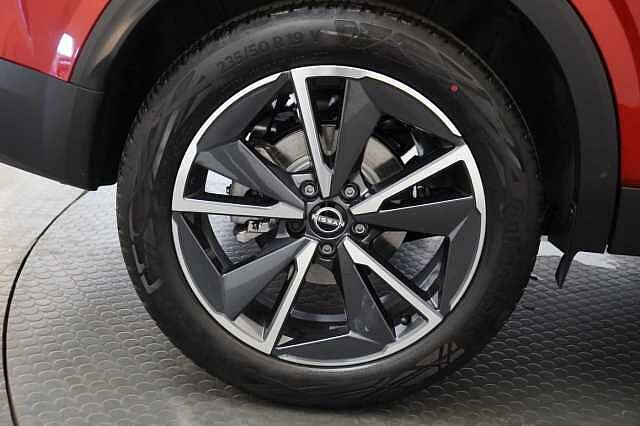 Nissan Qashqai 1.3 DIG-T MH 158 Tekna X-Tronic Auto with Glass Roof and Pro Pilot Assist