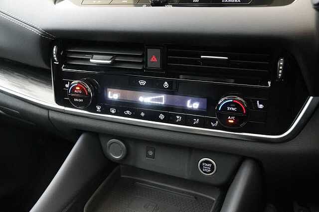 Nissan Qashqai 1.3 DIG-T MH 158 Tekna X-Tronic Auto with Glass Roof and Pro Pilot Assist