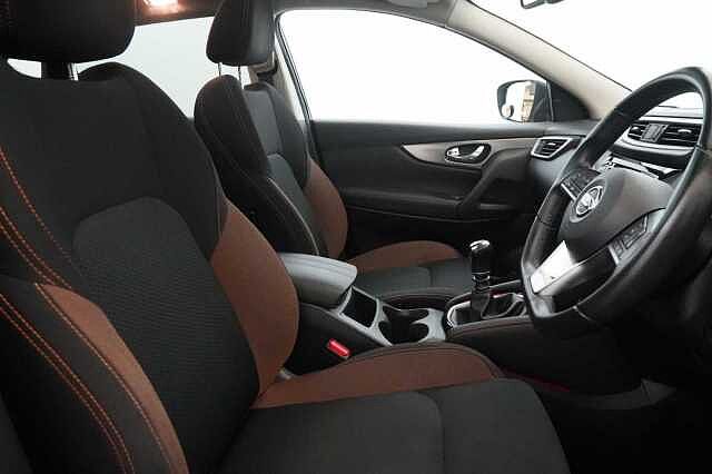 Nissan Qashqai 1.3 DIG-T 140 N-Motion Limited Edition with Glass Roof and LED Headlights