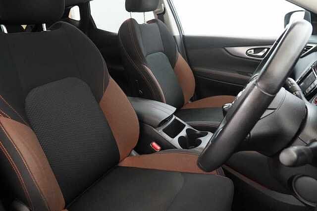 Nissan Qashqai 1.3 DIG-T 140 N-Motion Limited Edition with Glass Roof and LED Headlights