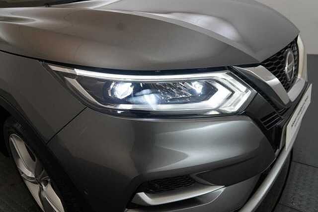 Nissan Qashqai 1.3 DIG-T 140 N-Motion Limited Edition with Glass Roof and LED Headlights