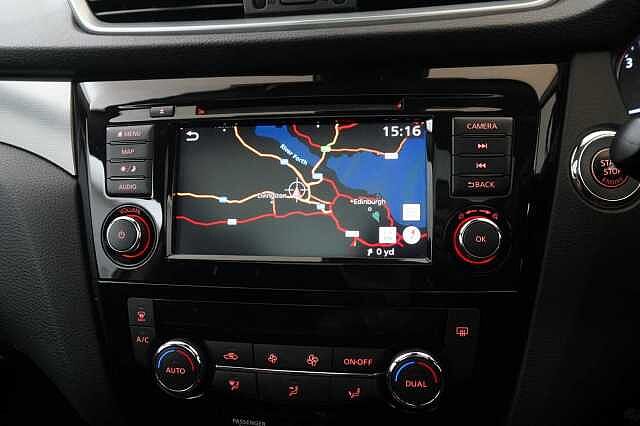 Nissan Qashqai 1.3 DIG-T 140 N-Motion Limited Edition with Glass Roof and LED Headlights