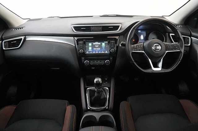 Nissan Qashqai 1.3 DIG-T 140 N-Motion Limited Edition with Glass Roof and LED Headlights