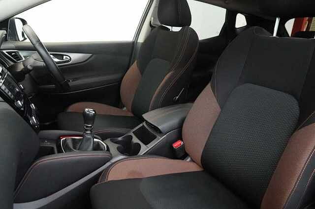 Nissan Qashqai 1.3 DIG-T 140 N-Motion Limited Edition with Glass Roof and LED Headlights