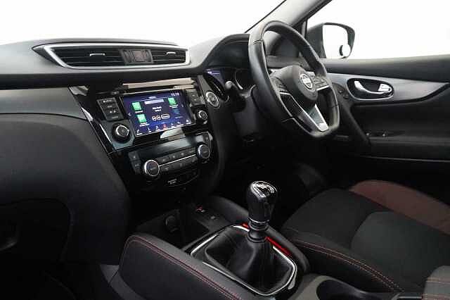 Nissan Qashqai 1.3 DIG-T 140 N-Motion Limited Edition with Glass Roof and LED Headlights