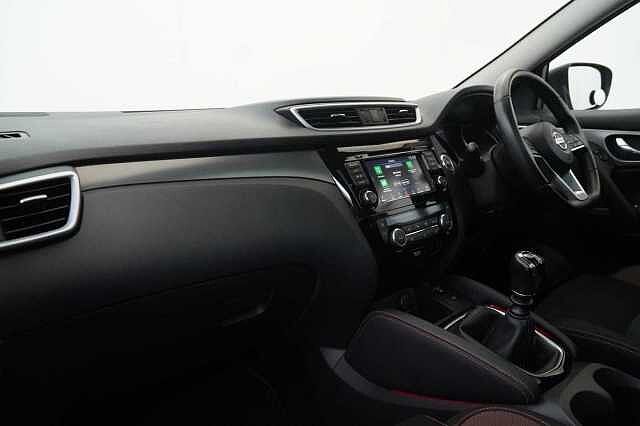 Nissan Qashqai 1.3 DIG-T 140 N-Motion Limited Edition with Glass Roof and LED Headlights