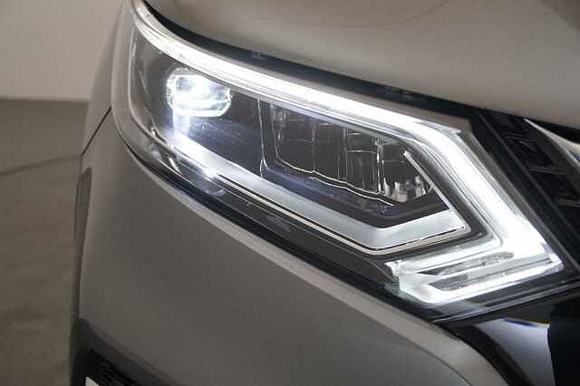 Nissan Qashqai 1.3 DIG-T 140 N-Motion Limited Edition with Glass Roof and LED Headlights
