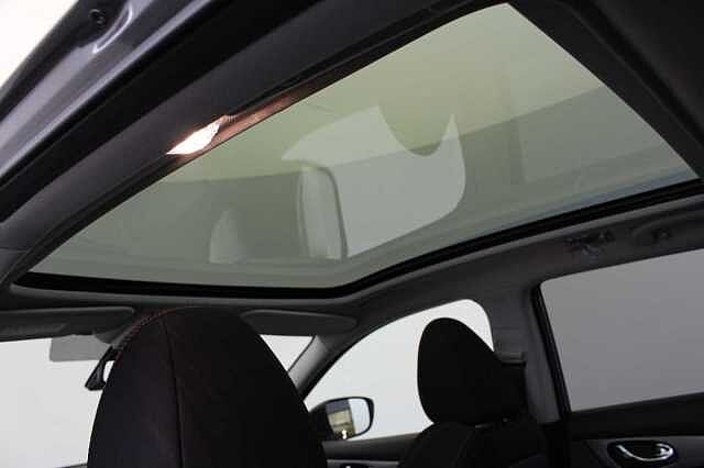 Nissan Qashqai 1.3 DIG-T 140 N-Motion Limited Edition with Glass Roof and LED Headlights