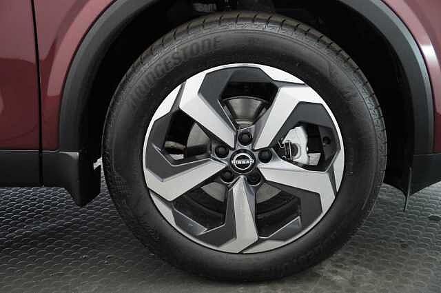 Nissan Qashqai 1.3 DIG-T MH 140 N-Connecta with Glass Roof + Sat Nav and 360 View Cameras