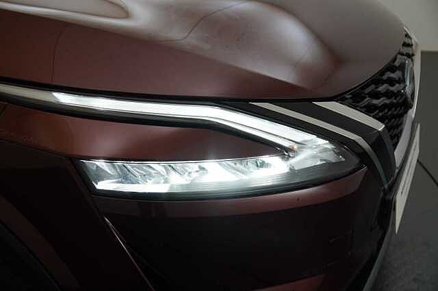 Nissan Qashqai 1.3 DIG-T MH 140 N-Connecta with Glass Roof + Sat Nav and 360 View Cameras
