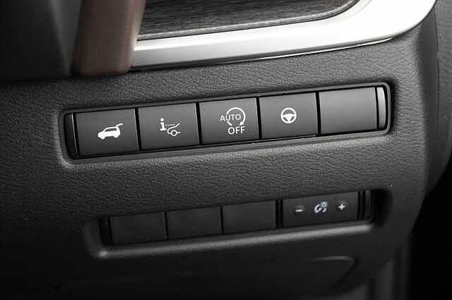 Nissan Qashqai 1.3 DIG-T MH 140 Tekna with Glass Roof + Heat Pack and 360 View Cameras