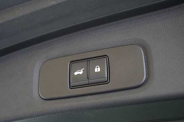 Nissan Qashqai 1.3 DIG-T MH 140 Tekna with Glass Roof + Heat Pack and 360 View Cameras