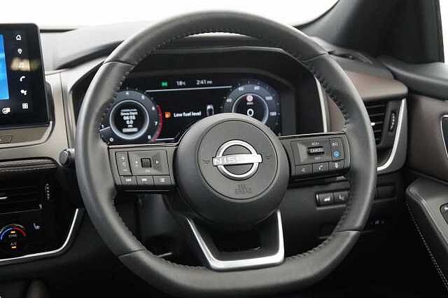 Nissan Qashqai 1.3 DIG-T MH 140 Tekna with Glass Roof + Heat Pack and 360 View Cameras