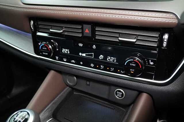 Nissan Qashqai 1.3 DIG-T MH 140 Tekna with Glass Roof + Heat Pack and 360 View Cameras