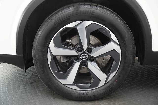 Nissan Qashqai 1.3 DIG-T MH 158 N-Connecta X-Tronic Auto with Sat Nav and 360 View Cameras