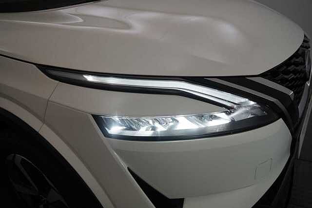 Nissan Qashqai 1.3 DIG-T MH 158 N-Connecta X-Tronic Auto with Sat Nav and 360 View Cameras