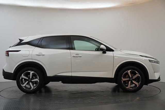 Nissan Qashqai 1.3 DIG-T MH 158 N-Connecta X-Tronic Auto with Sat Nav and 360 View Cameras