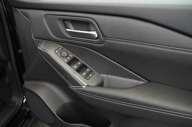 Nissan Qashqai 1.3 DIG-T MH 158 N-Connecta X-Tronic Auto with Sat Nav and 360 View Cameras