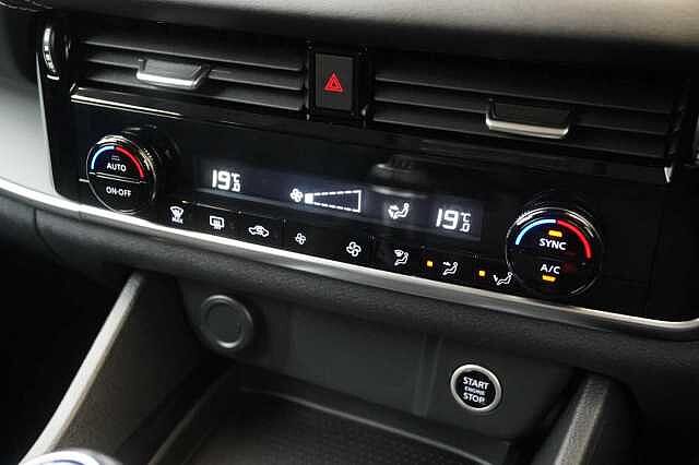 Nissan Qashqai 1.3 DIG-T MH 140 Acenta Premium with Rear View Camera and Intelligent Key