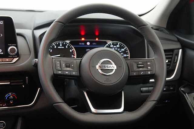Nissan Qashqai 1.3 DIG-T MH 140 Acenta Premium with Rear View Camera and Intelligent Key
