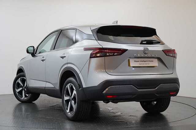 Nissan Qashqai 1.3 DIG-T MH 158 N-Connecta X-Tronic Auto with Sat Nav and 360 View Cameras