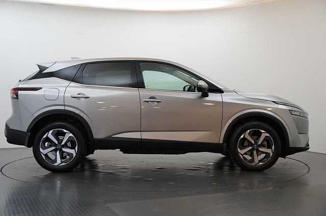 Nissan Qashqai 1.3 DIG-T MH 158 N-Connecta X-Tronic Auto with Sat Nav and 360 View Cameras