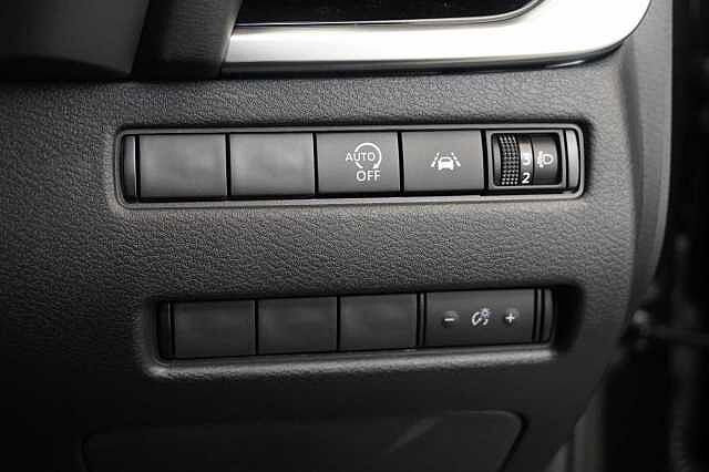 Nissan Qashqai 1.3 DIG-T MH 158 N-Connecta X-Tronic Auto with Sat Nav and 360 View Cameras