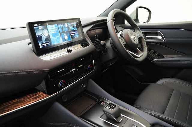 Nissan Qashqai 1.3 DIG-T MH 158 Tekna X-Tronic Auto with Glass Roof and Pro Pilot Assist