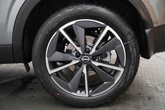 Nissan Qashqai 1.3 DIG-T MH 158 Tekna X-Tronic Auto with Glass Roof and Pro Pilot Assist