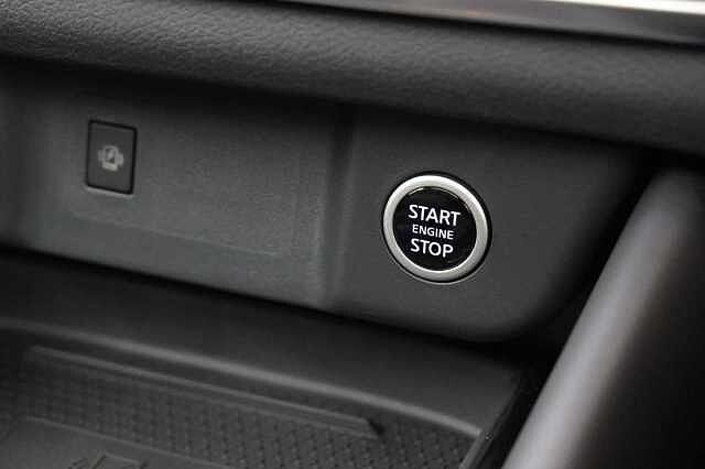 Nissan Qashqai 1.3 DIG-T MH 158 Tekna X-Tronic Auto with Glass Roof and Pro Pilot Assist