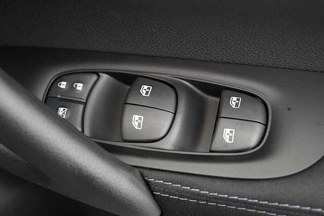 Nissan Qashqai 1.3 DIG-T 140 Acenta Premium with Sat Nav and Rear View Camera
