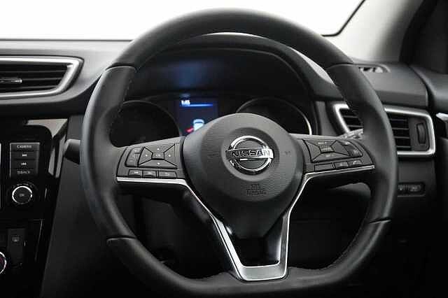 Nissan Qashqai 1.3 DIG-T 140 Acenta Premium with Sat Nav and Rear View Camera