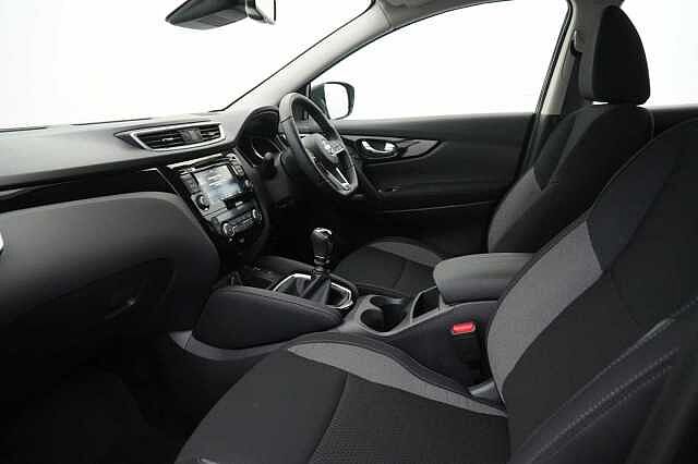 Nissan Qashqai 1.3 DIG-T 140 Acenta Premium with Sat Nav and Rear View Camera