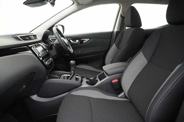 Nissan Qashqai 1.3 DIG-T 140 Acenta Premium with Sat Nav and Rear View Camera
