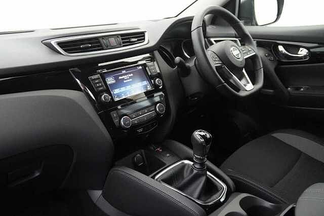Nissan Qashqai 1.3 DIG-T 140 Acenta Premium with Sat Nav and Rear View Camera