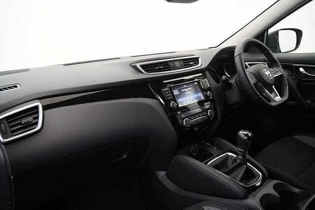 Nissan Qashqai 1.3 DIG-T 140 Acenta Premium with Sat Nav and Rear View Camera