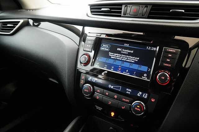 Nissan Qashqai 1.3 DIG-T 140 Acenta Premium with Sat Nav and Rear View Camera