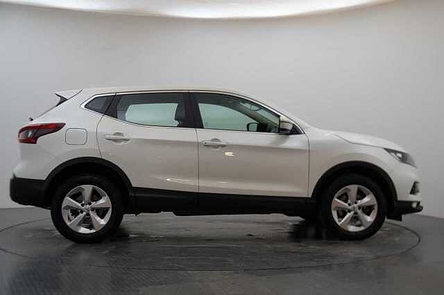Nissan Qashqai 1.3 DIG-T 140 Acenta Premium with Sat Nav and Rear View Camera