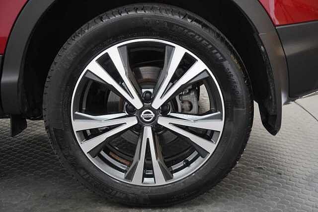 Nissan Qashqai 1.3 DIG-T 160 N-Connecta DCT Auto with Glass Roof + Nav &amp; 360 View Cameras