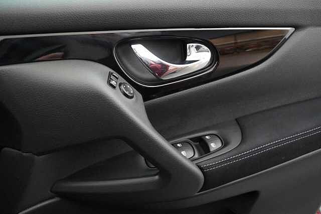 Nissan Qashqai 1.3 DIG-T 160 N-Connecta DCT Auto with Glass Roof + Nav &amp; 360 View Cameras