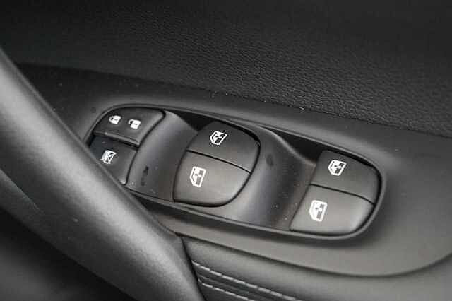 Nissan Qashqai 1.3 DIG-T 160 N-Connecta DCT Auto with Glass Roof + Nav &amp; 360 View Cameras