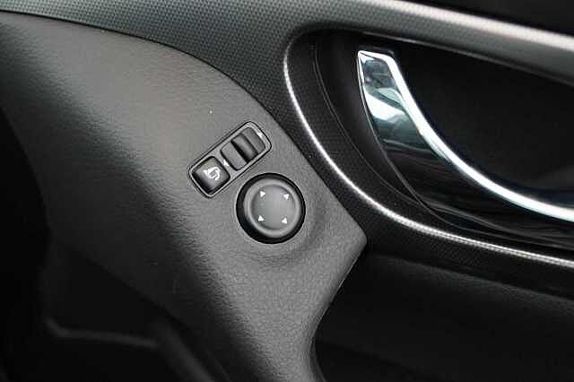 Nissan Qashqai 1.3 DIG-T 160 N-Connecta DCT Auto with Glass Roof + Nav &amp; 360 View Cameras