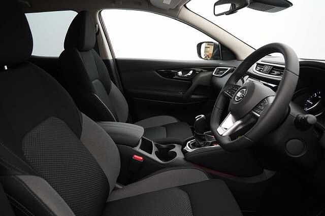 Nissan Qashqai 1.3 DIG-T 160 N-Connecta DCT Auto with Glass Roof + Nav &amp; 360 View Cameras