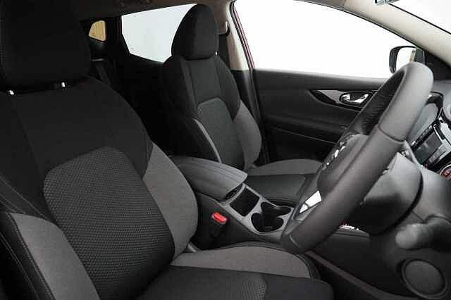 Nissan Qashqai 1.3 DIG-T 160 N-Connecta DCT Auto with Glass Roof + Nav &amp; 360 View Cameras