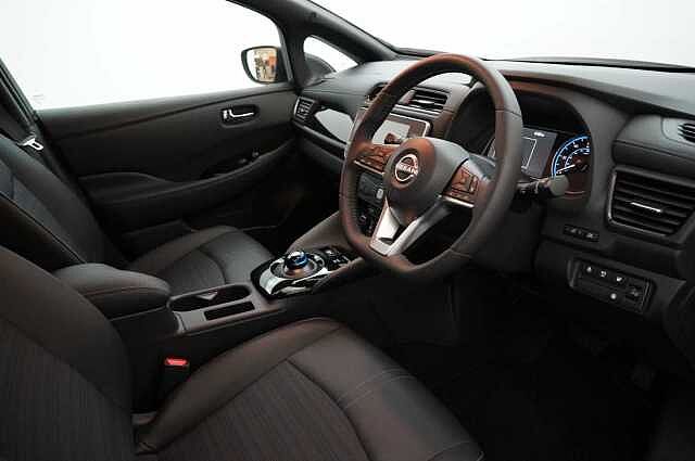 Nissan LEAF 39KW N-Connecta Auto with Sat Nav and 360 View Cameras