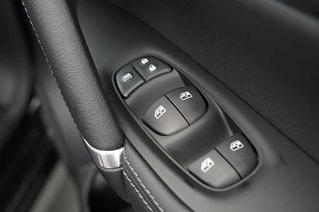 Nissan Qashqai 1.3 DIG-T 160 Tekna DCT Auto with Glass Roof and Pro Pilot Technology